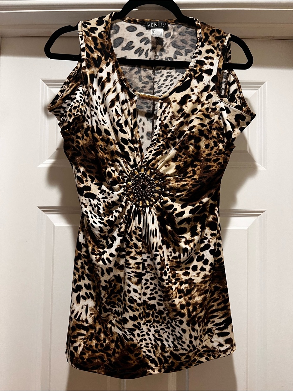 VENUS Leopard-Print cut out Shoulder top with Center Medallion